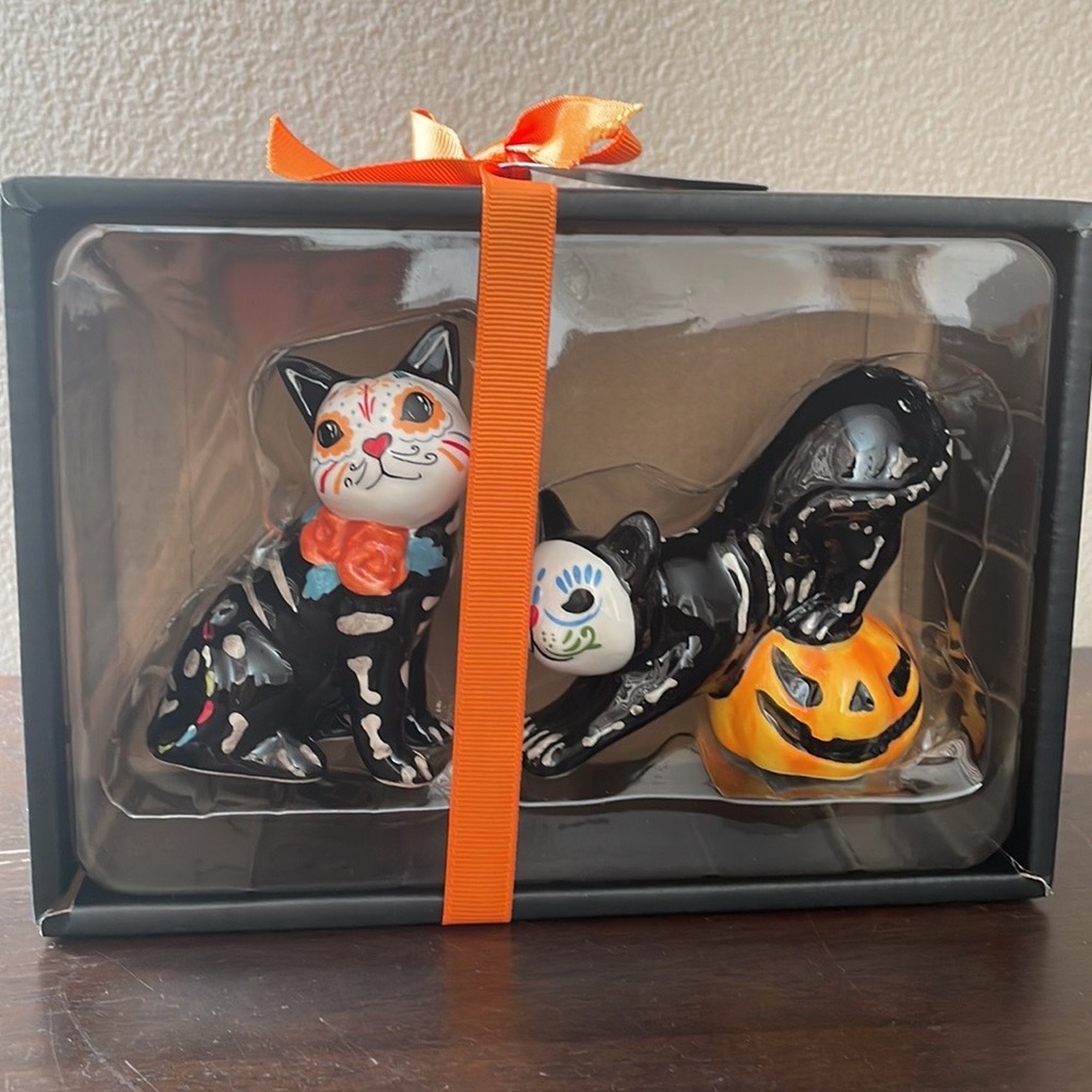 blue sky clayworks dia de los muertos salt and pepper shaker- Cat With pumpkin